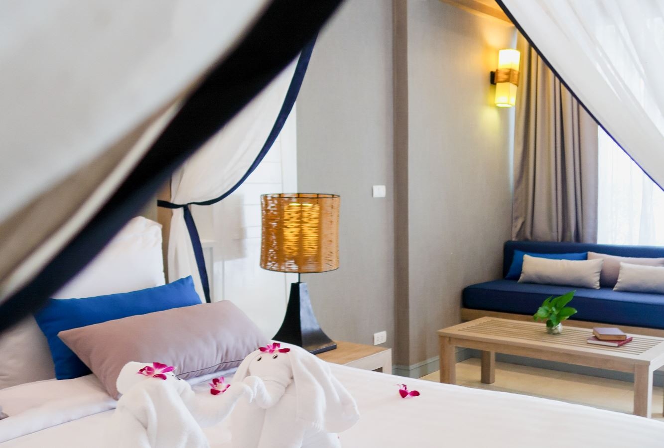 rooms-pool-suite-blue-wing