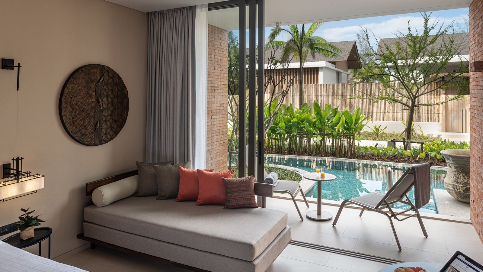 rooms-deluxe-pool-access