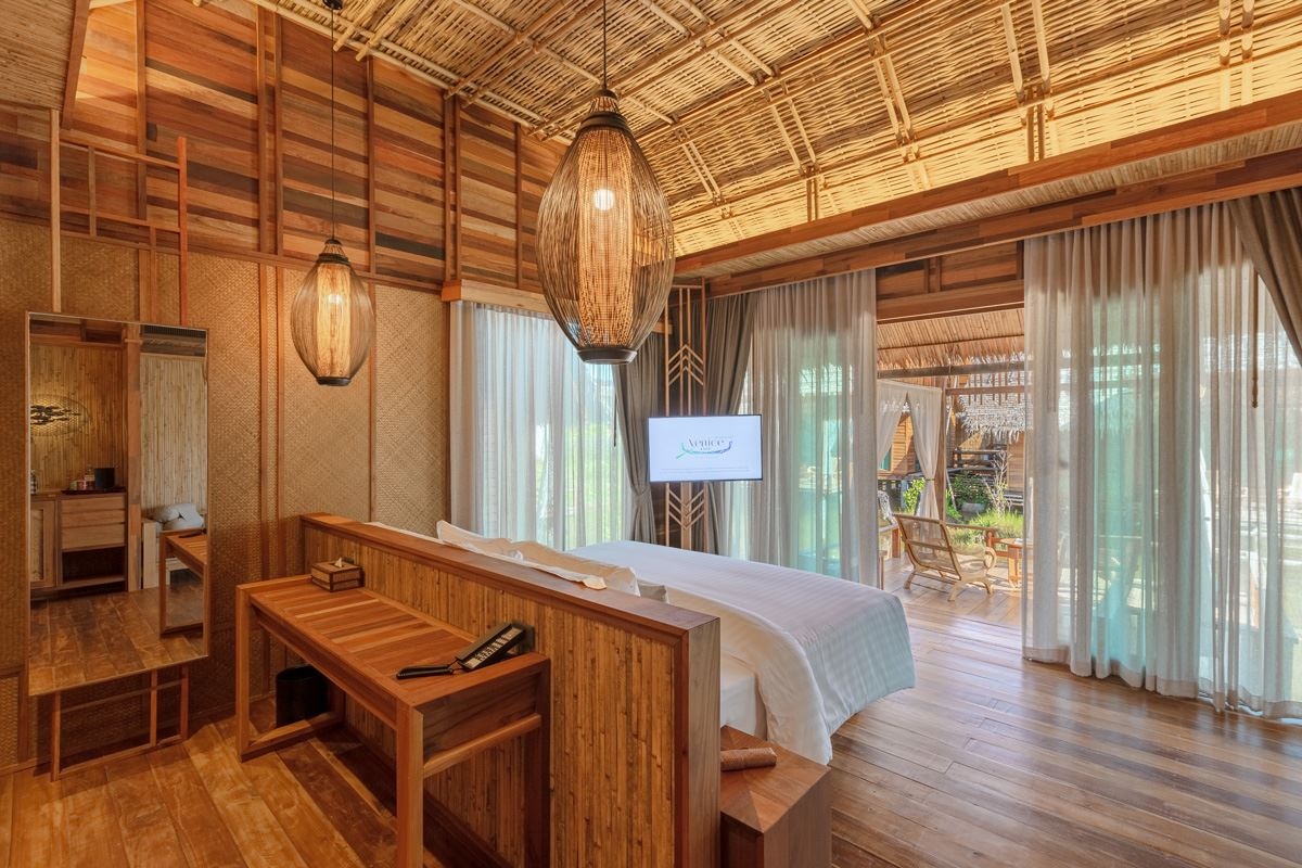 rooms-jacuzzi-suite-water-villa