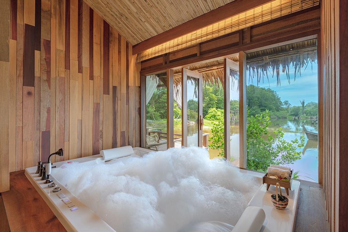 rooms-jacuzzi-suite-water-villa