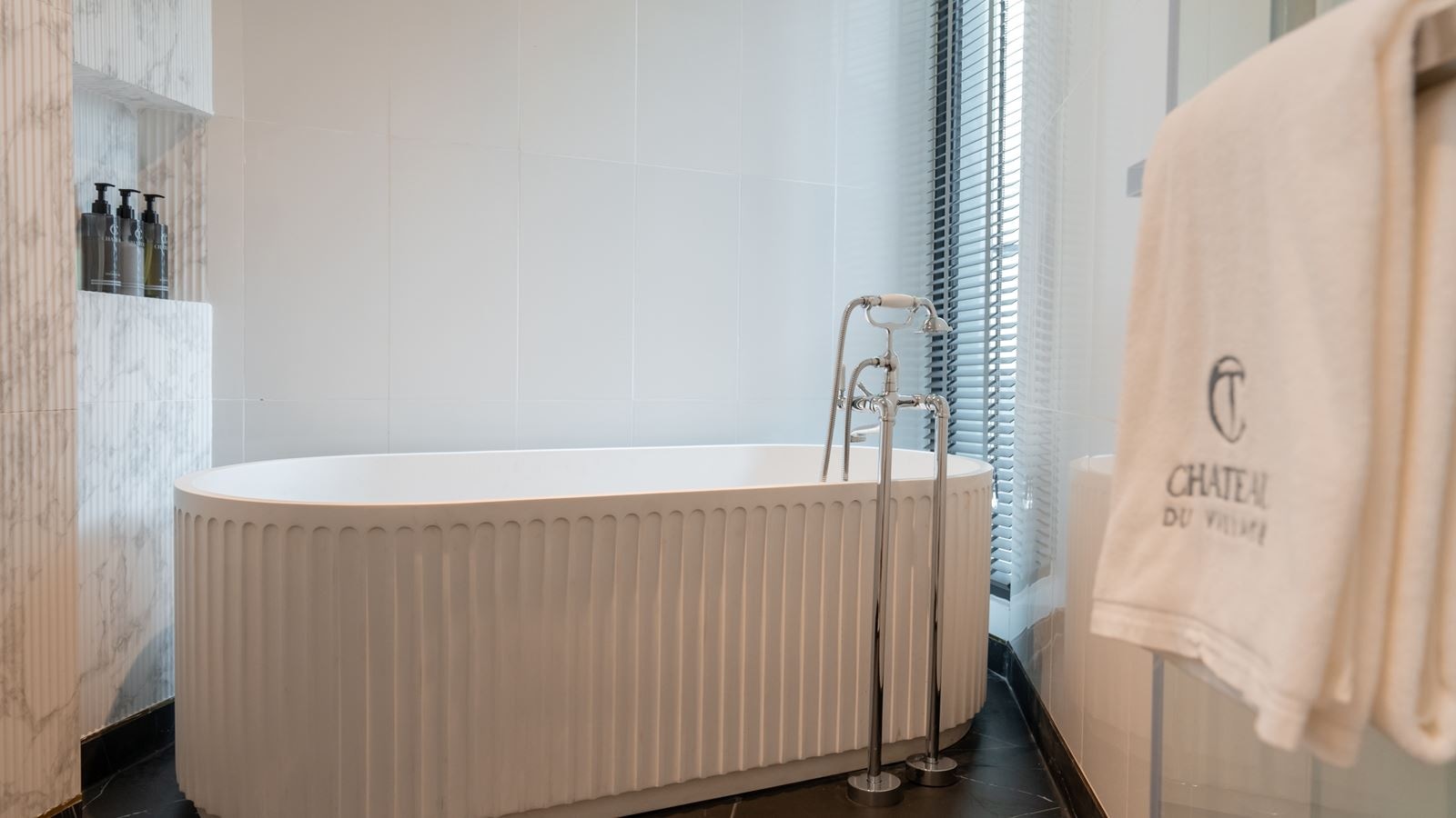 rooms-deluxe-poolview