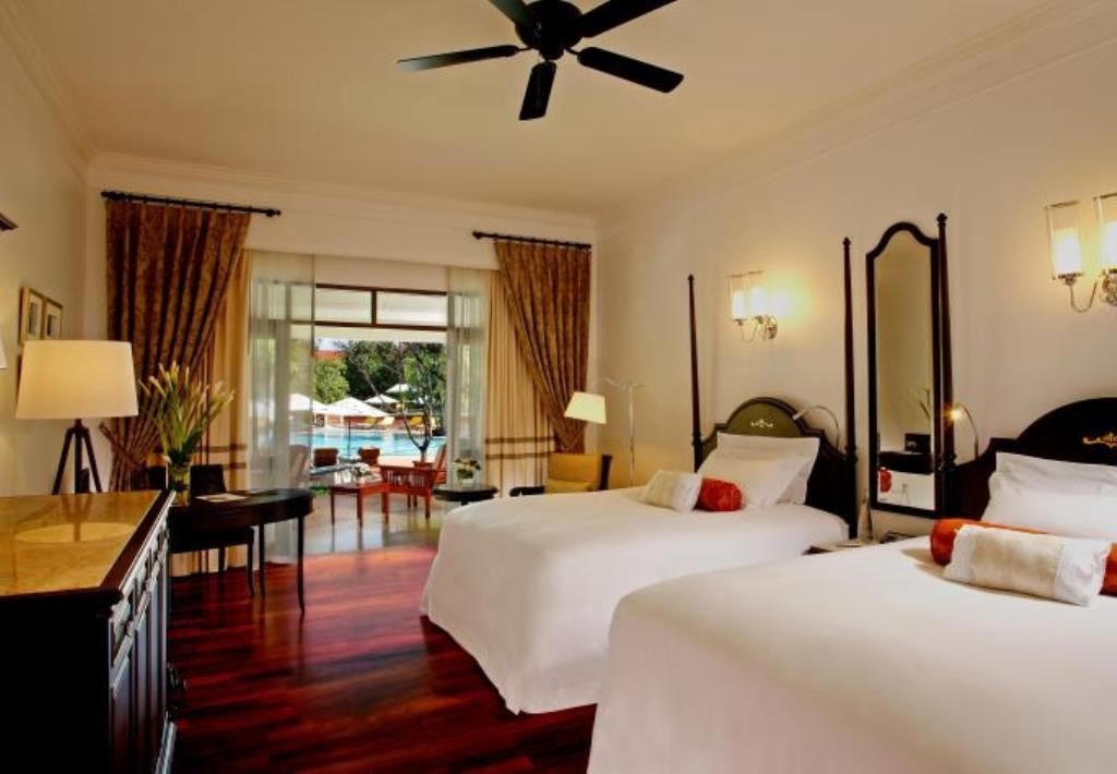 rooms-family-room-pool-terrace