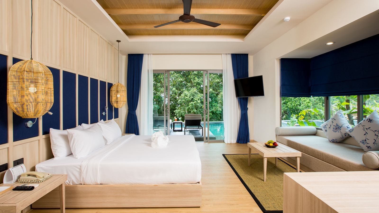 rooms-aqua-deluxe-pool-access