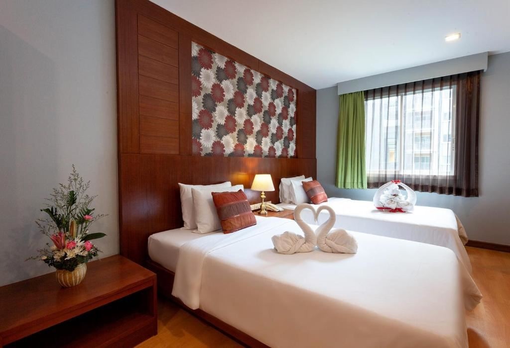 rooms-executive-suite-pool-view