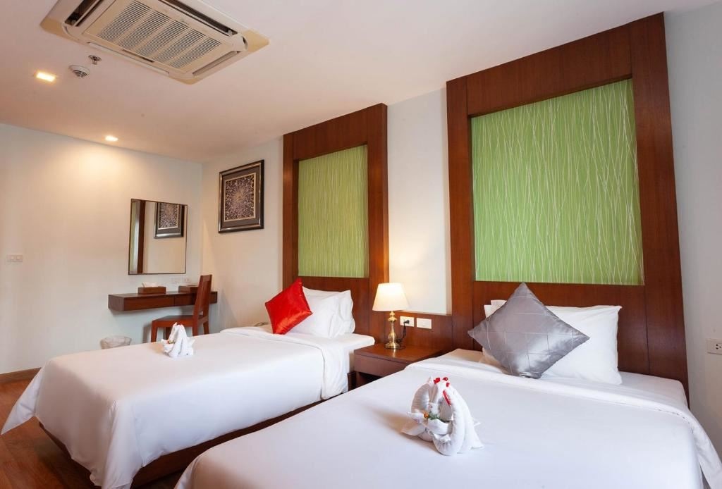 rooms-executive-suite-pool-view