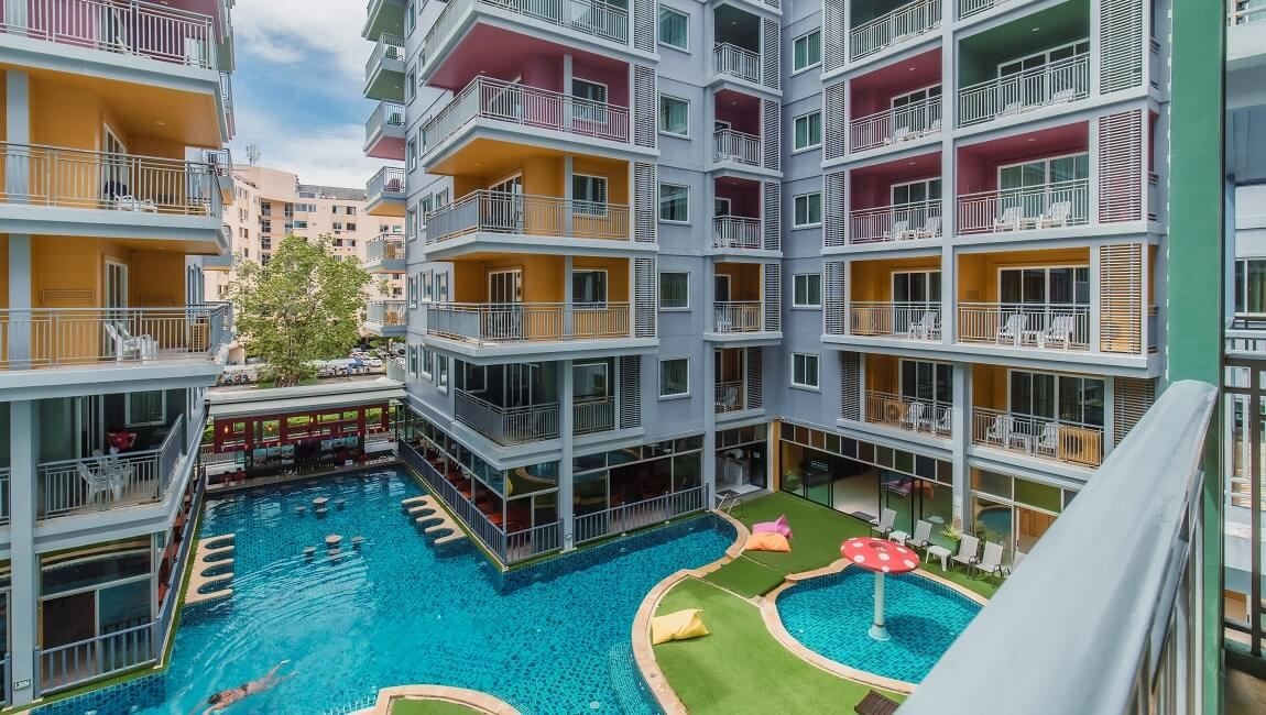 rooms-deluxe-suite-pool-view