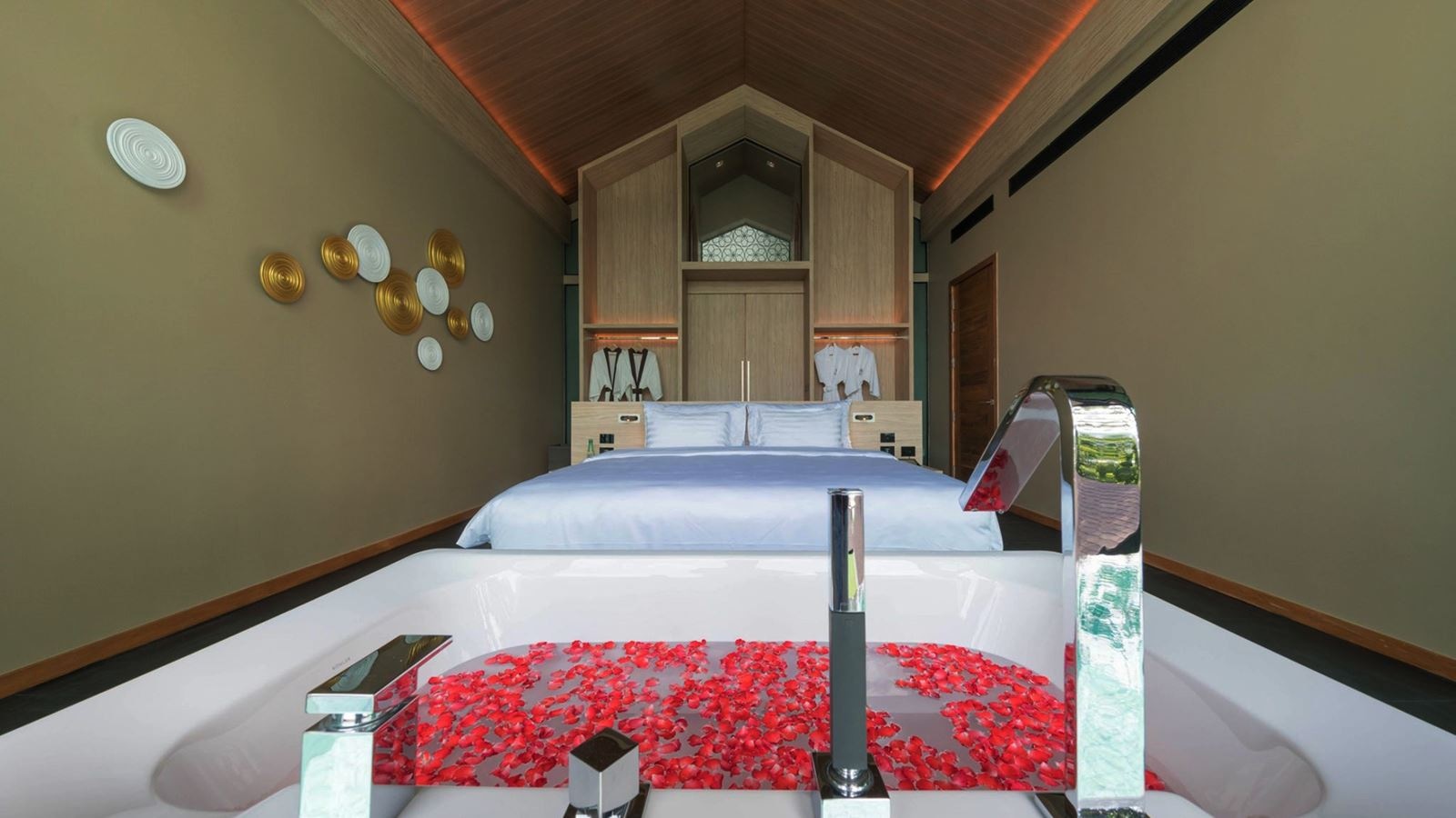 rooms-one-bedroom-pool-villa-city-view