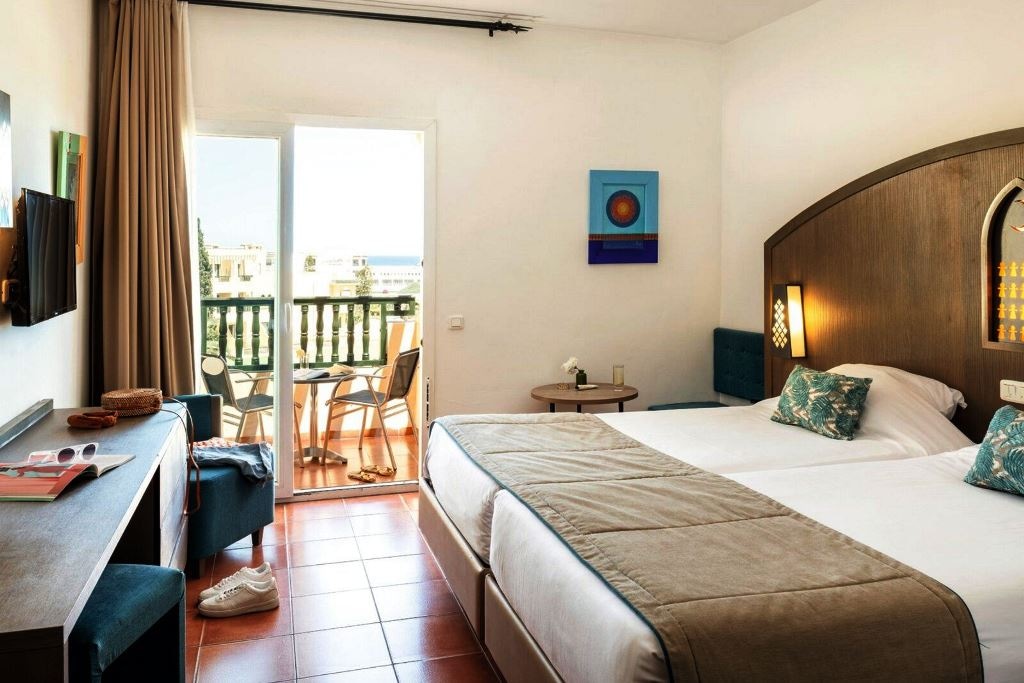 rooms-room-standard-poolview