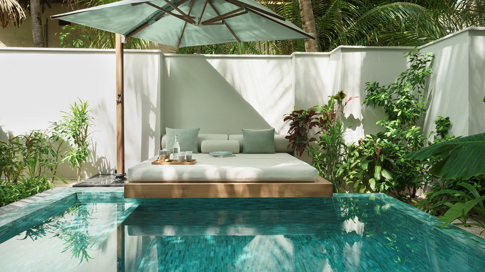 rooms-deluxe-beach-bungalow-with-pool