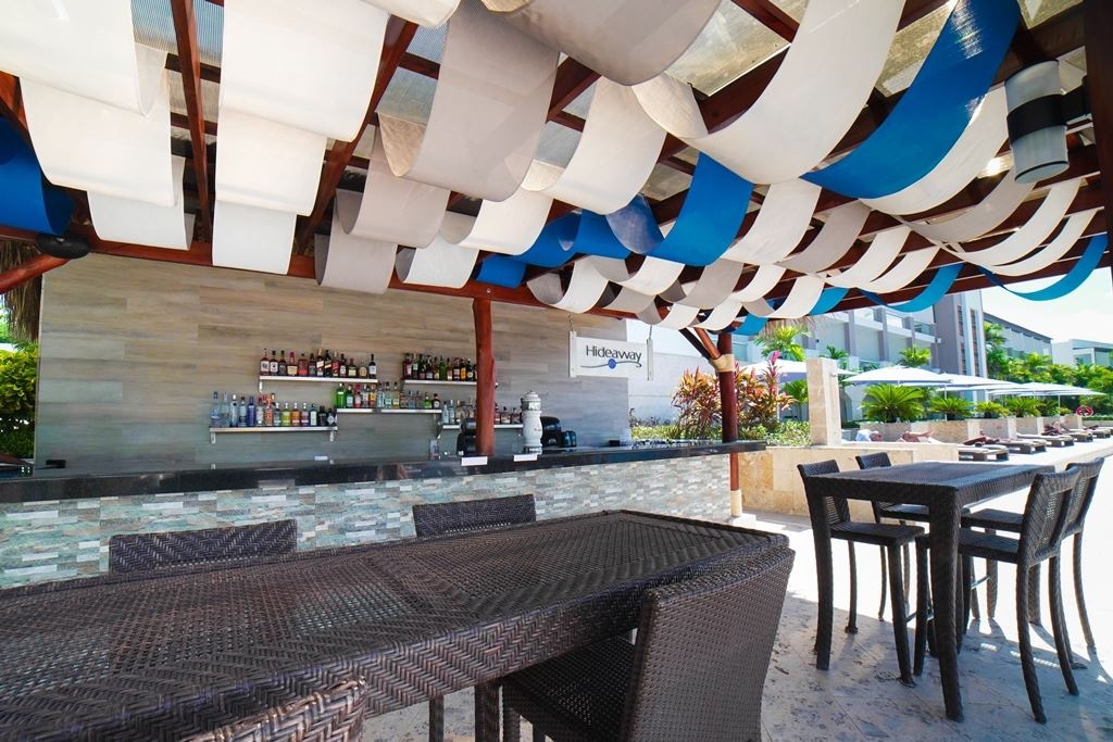 bars-hideaway-pool-bar