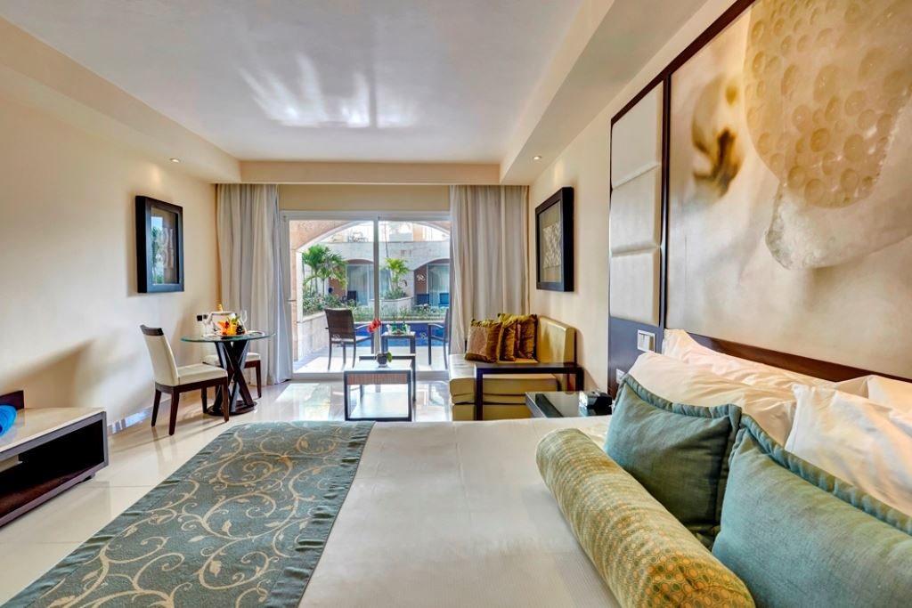 rooms-luxury-swim-out-room-diamond-club