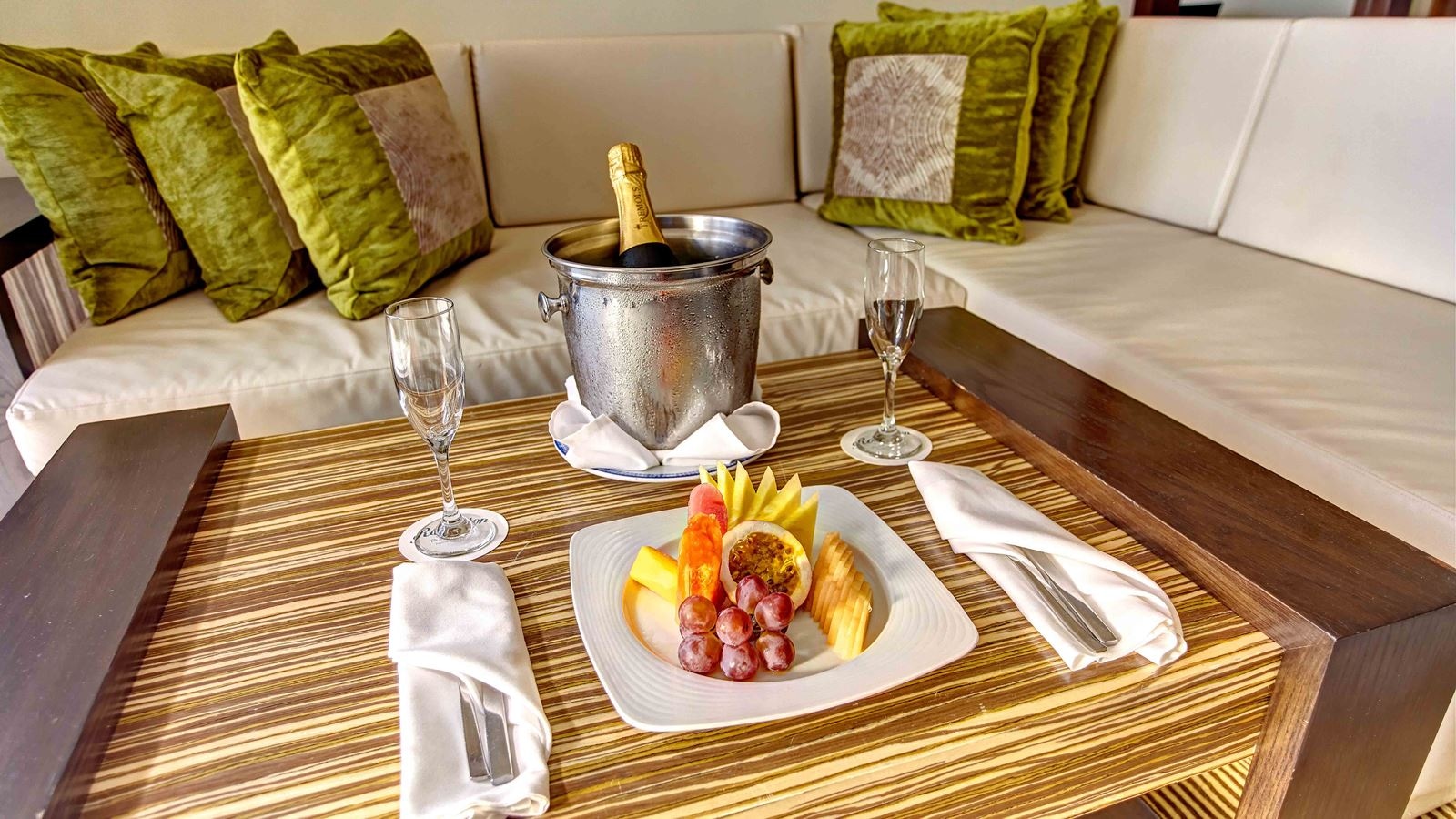 rooms-luxury-presidental-jacuzzi-two-bedroom--suite-diamond-club