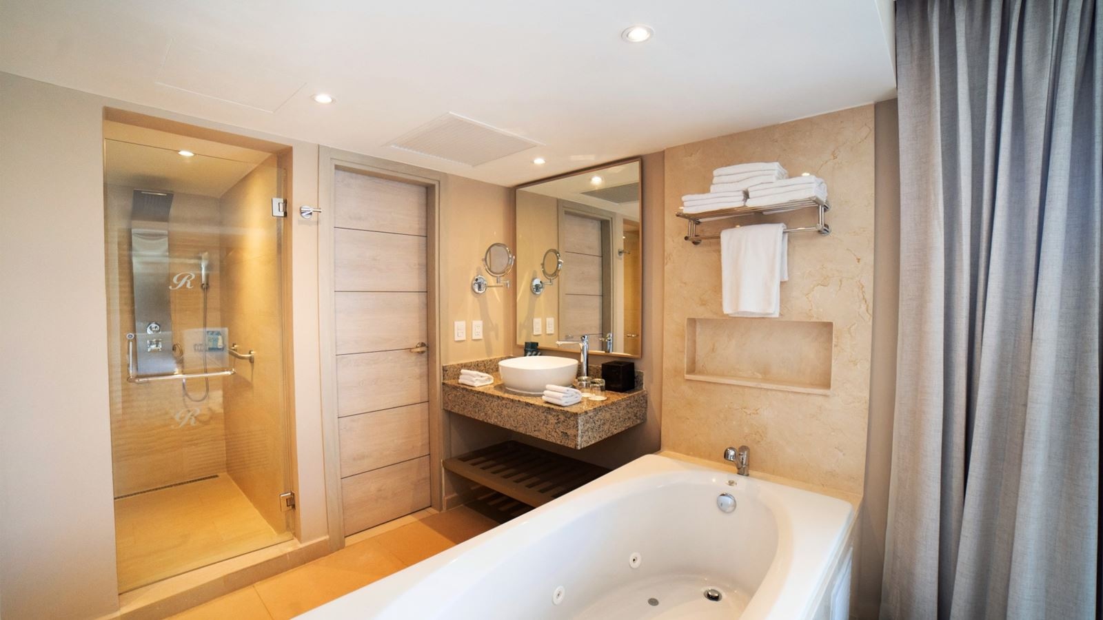 rooms-chairmans-two-bedroom-ocean-front-suite-diamond-club