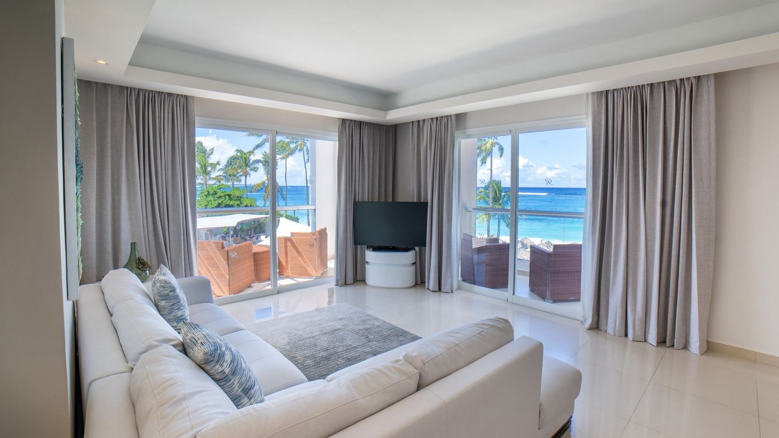 rooms-chairmans-two-bedroom-ocean-front-suite-diamond-club