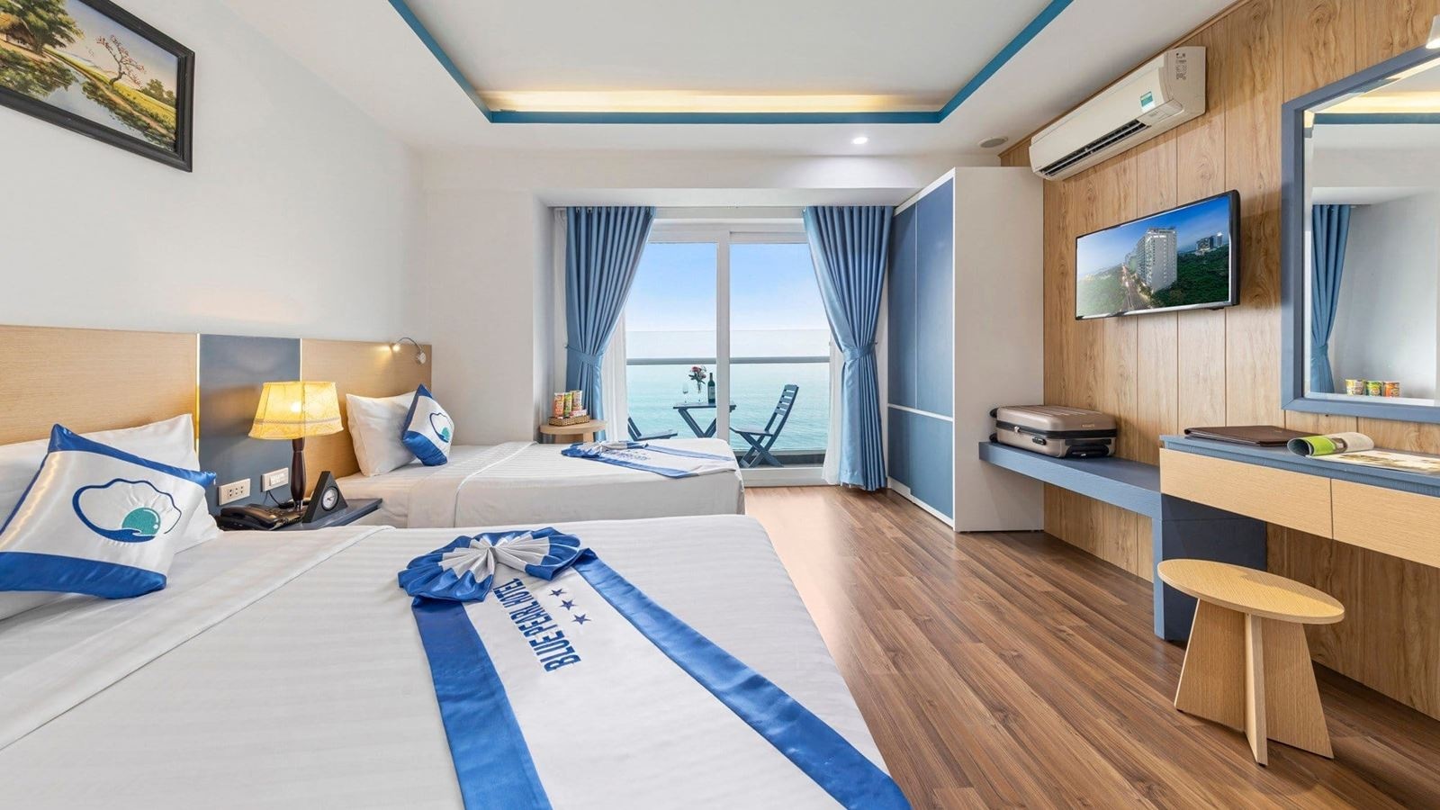 rooms-deluxe-sea-view-with-balcony