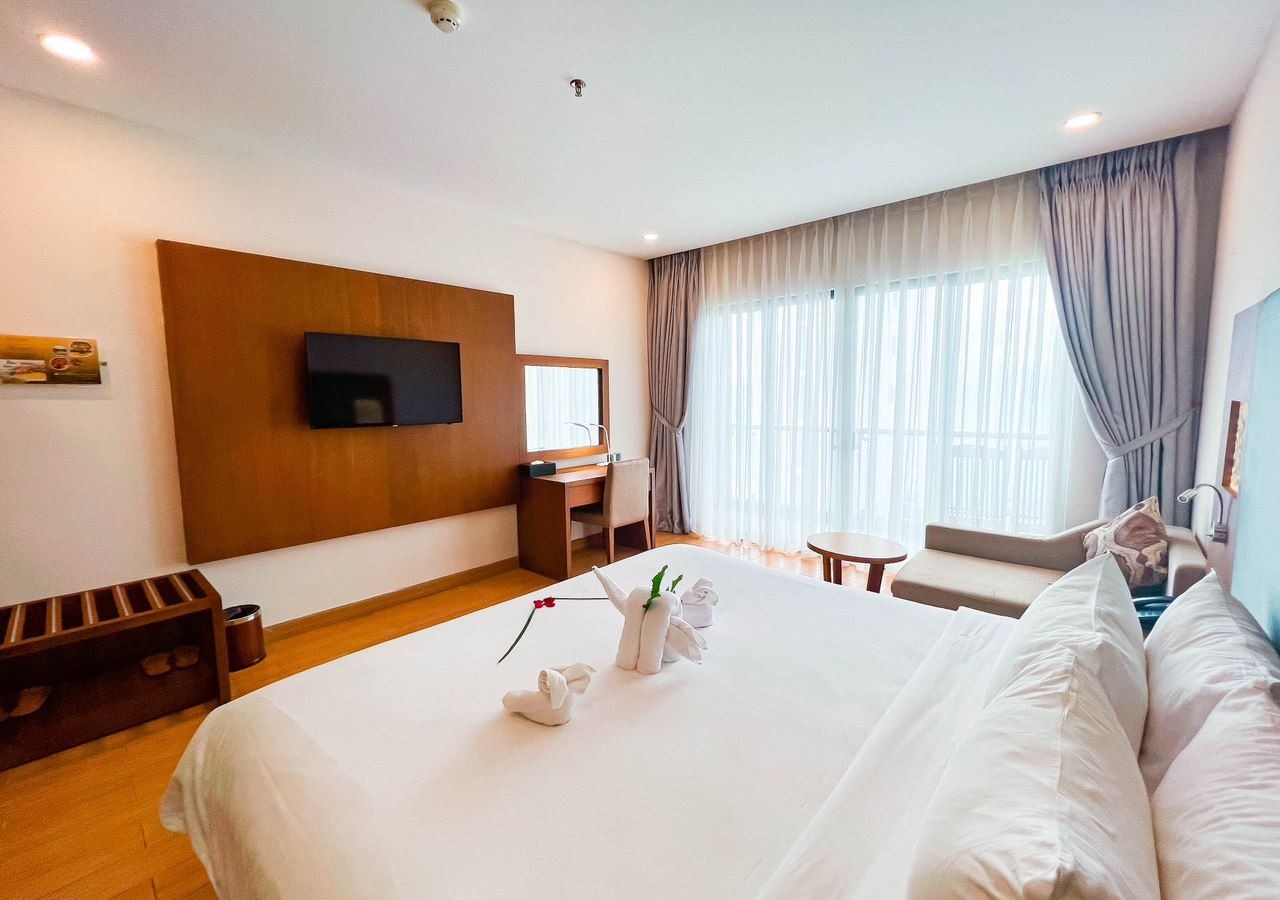 rooms-deluxe-room-partial-sea-view-with-balcony