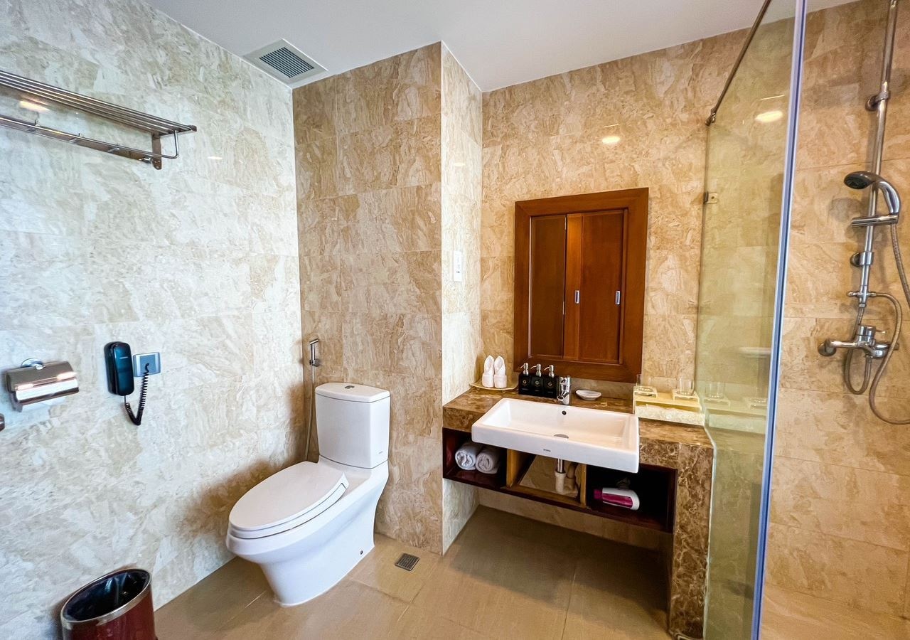 rooms-deluxe-room-partial-sea-view-with-balcony