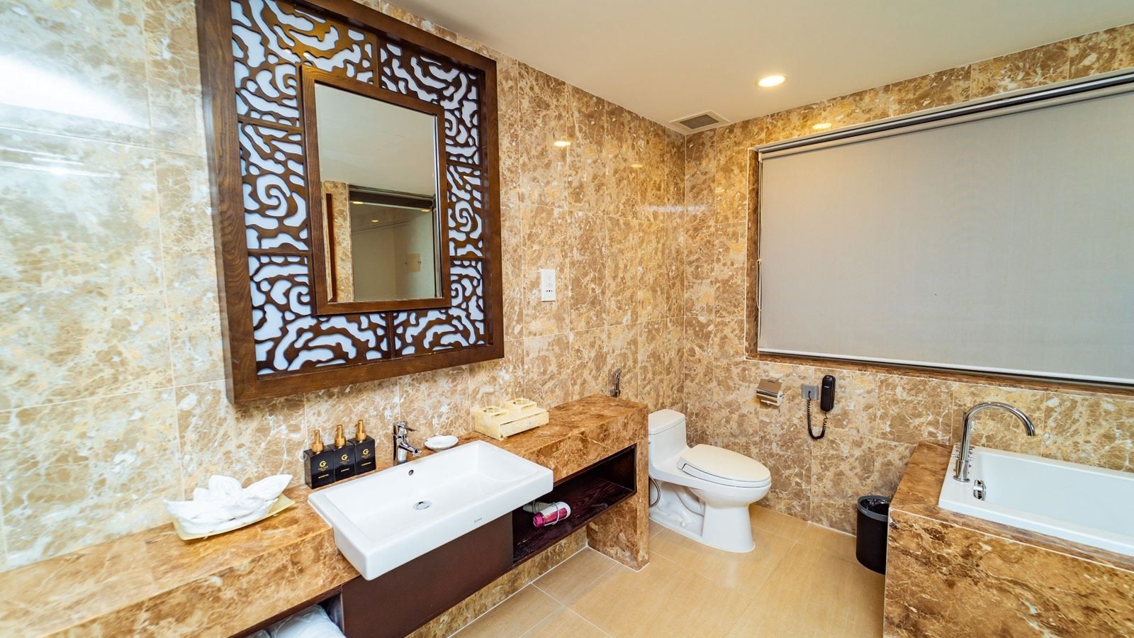 rooms-suite-double-city-view-with-window