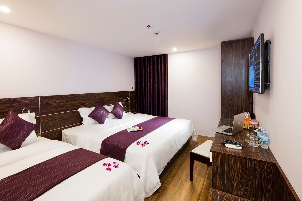 rooms-family-city-view-balcony