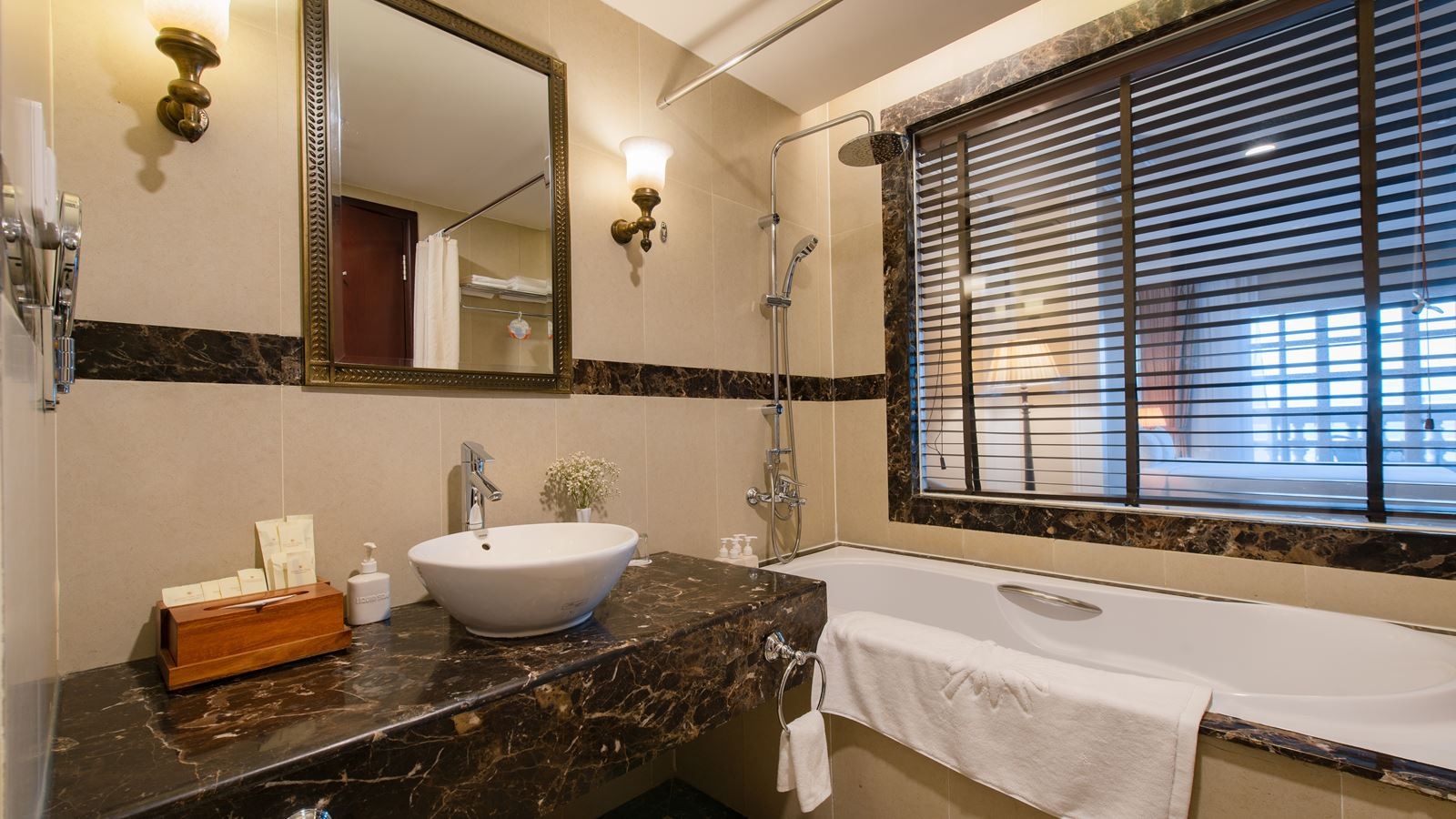 rooms-deluxe-ocean-view-with-balcony