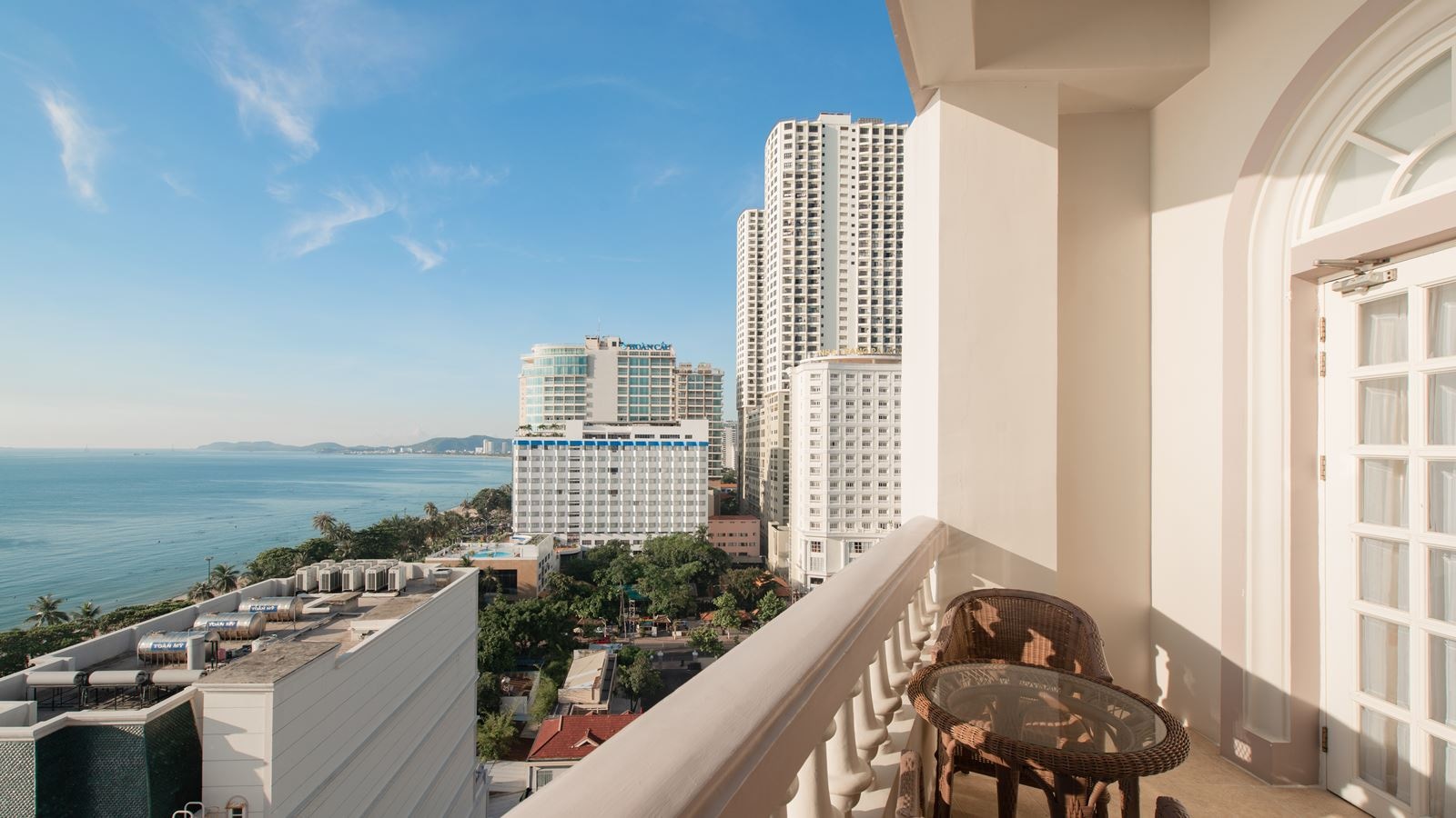 rooms-deluxe-ocean-view-with-balcony