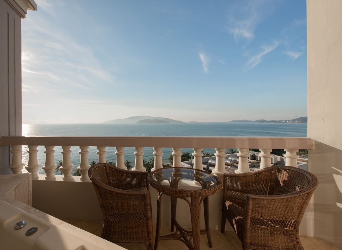 rooms-junior-suite-ocean-view-with-balcony