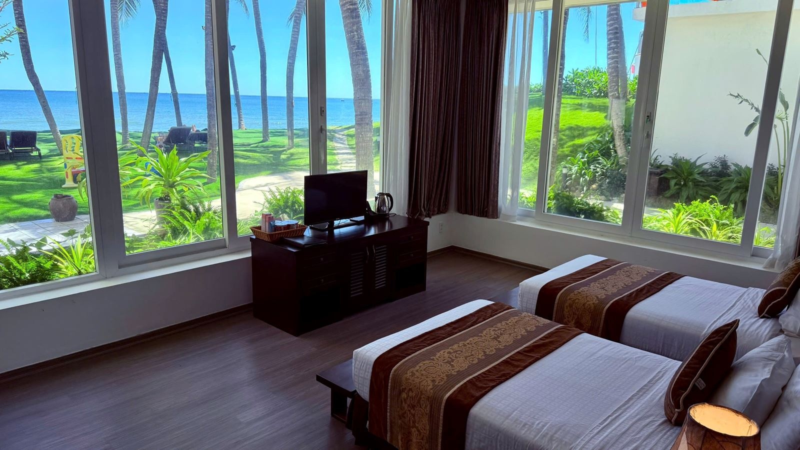 rooms-deluxe-beachfront-twin