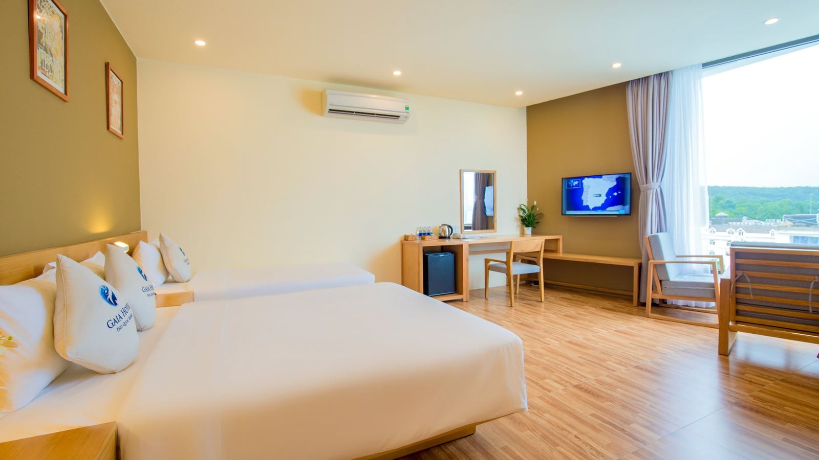 rooms-premium-triple-with-window