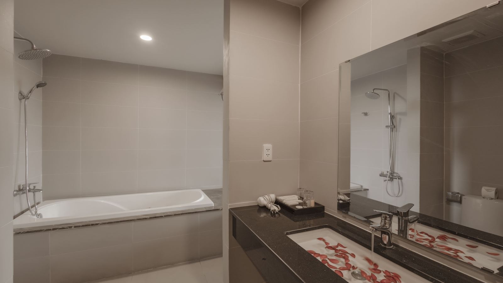 rooms-suite-with-balcony