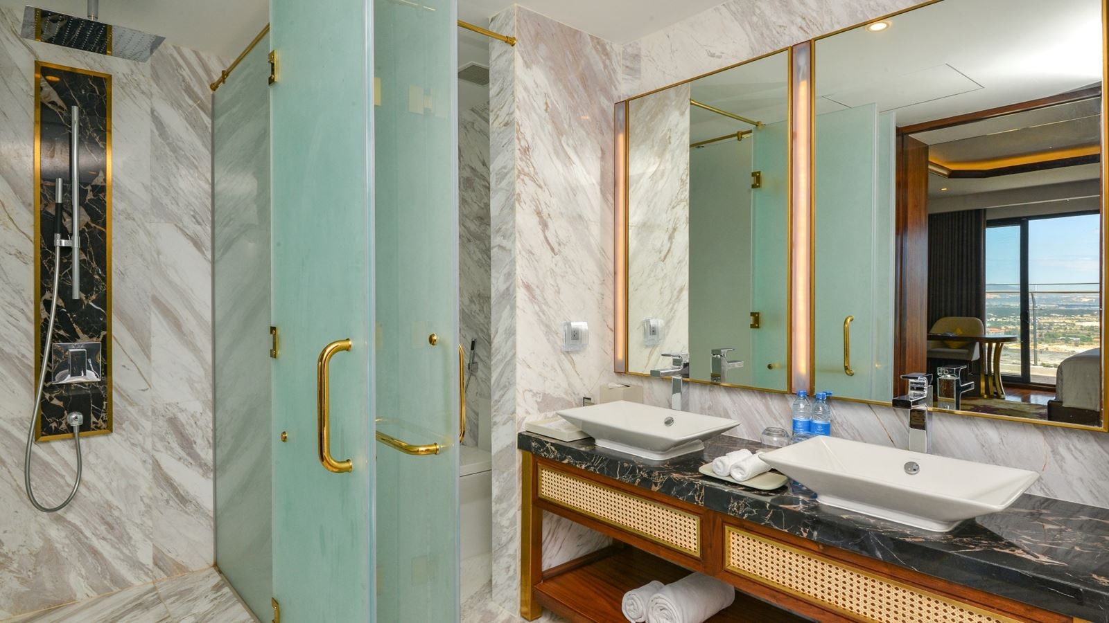 rooms-sky-suite-with-balcony