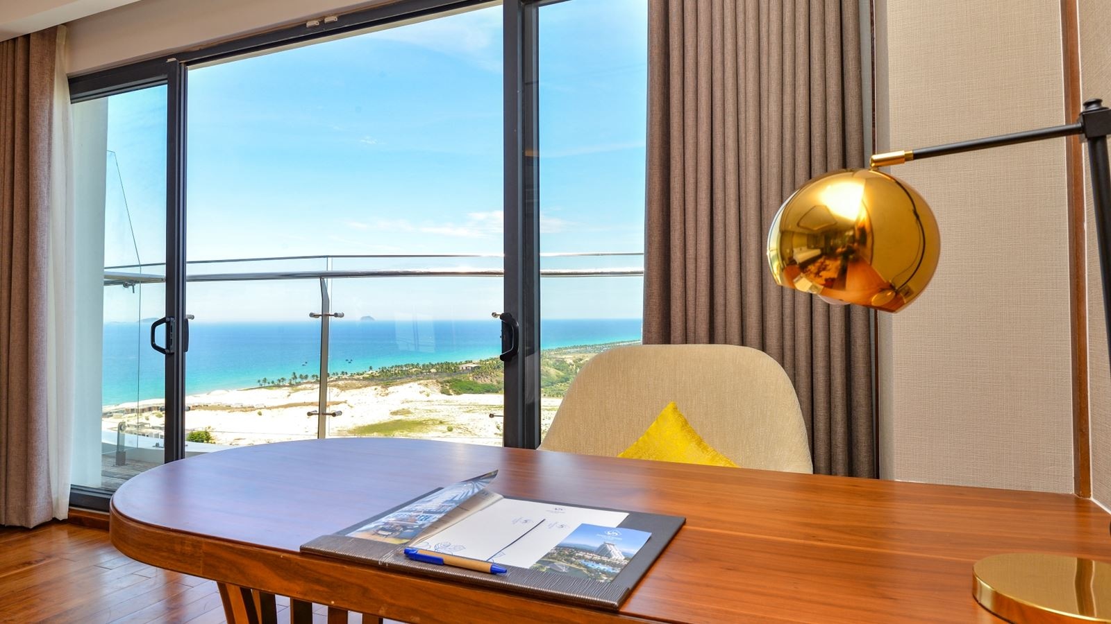 rooms-sky-suite-with-balcony