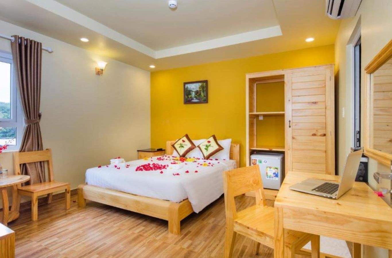 rooms-superior-double-mountain-view--city-view