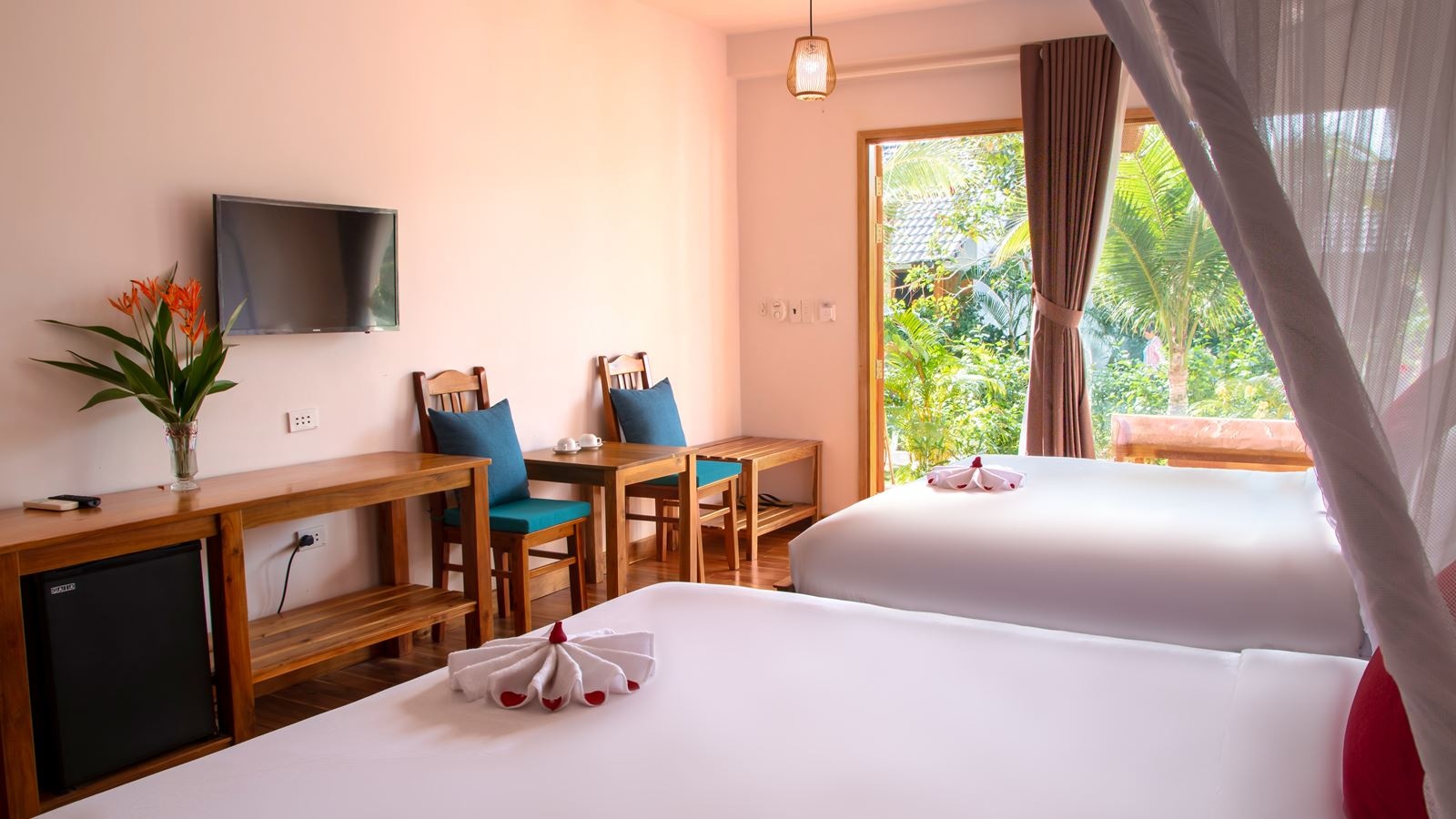 rooms-family-room-garden-view-with-balcony