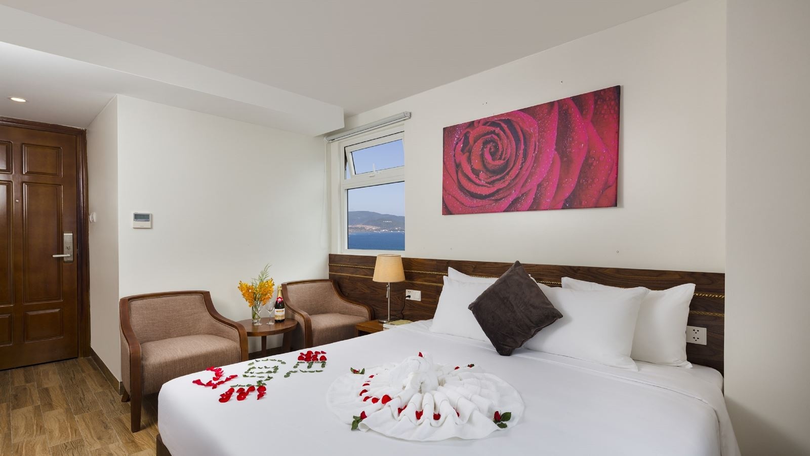 rooms-deluxe-city-view