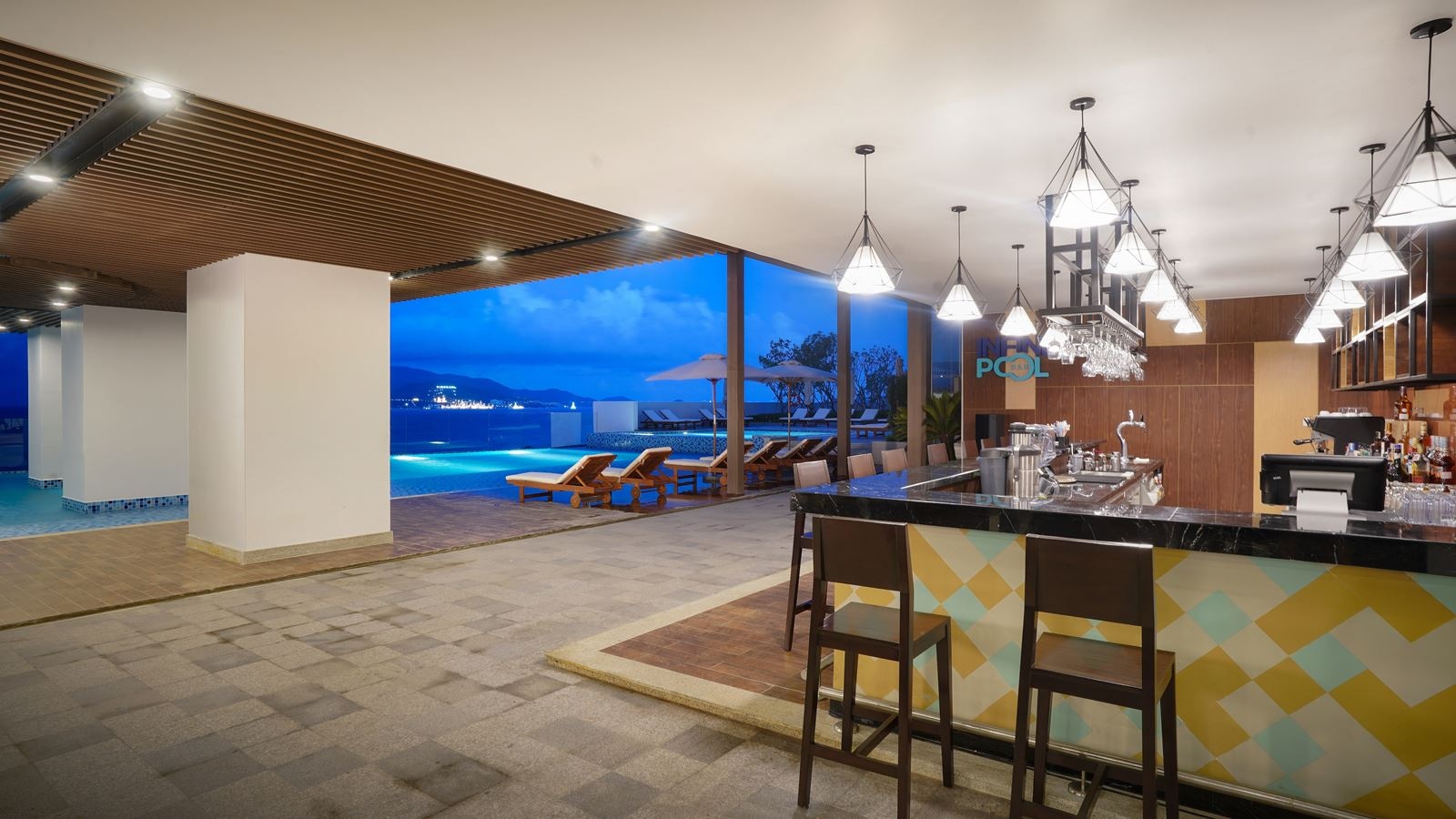 bars-infinity-pool-bar