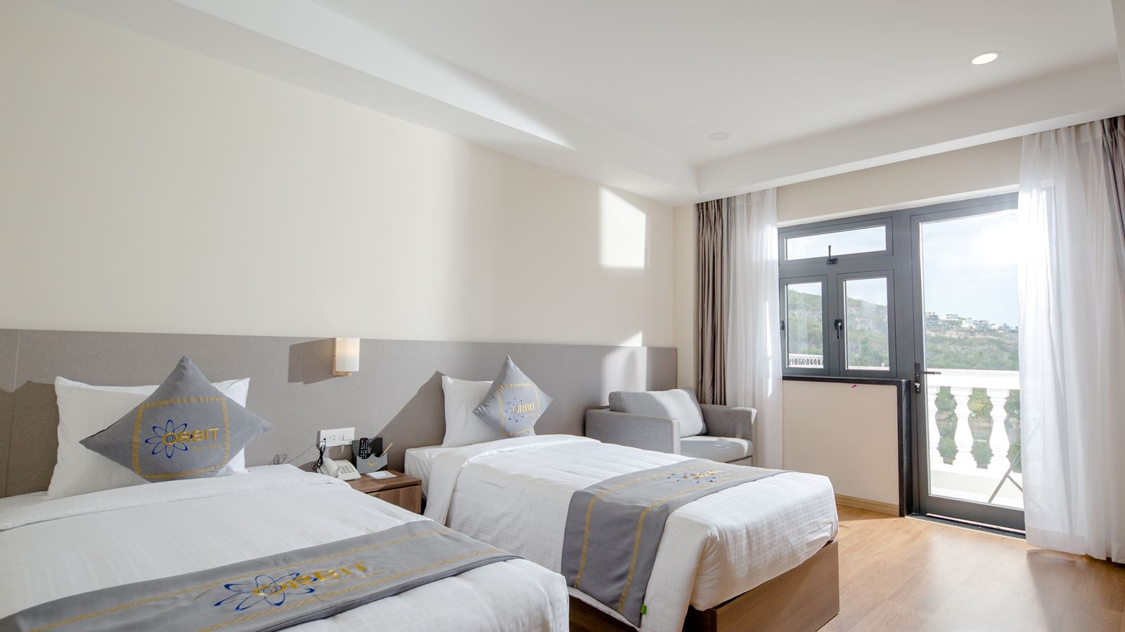 rooms-deluxe-room-with-city-view