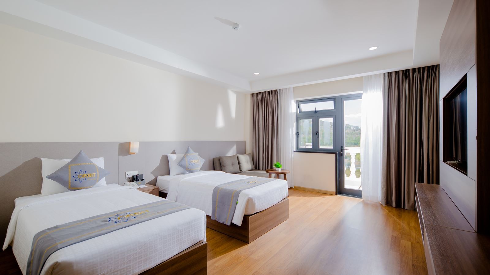 rooms-deluxe-room-with-city-view