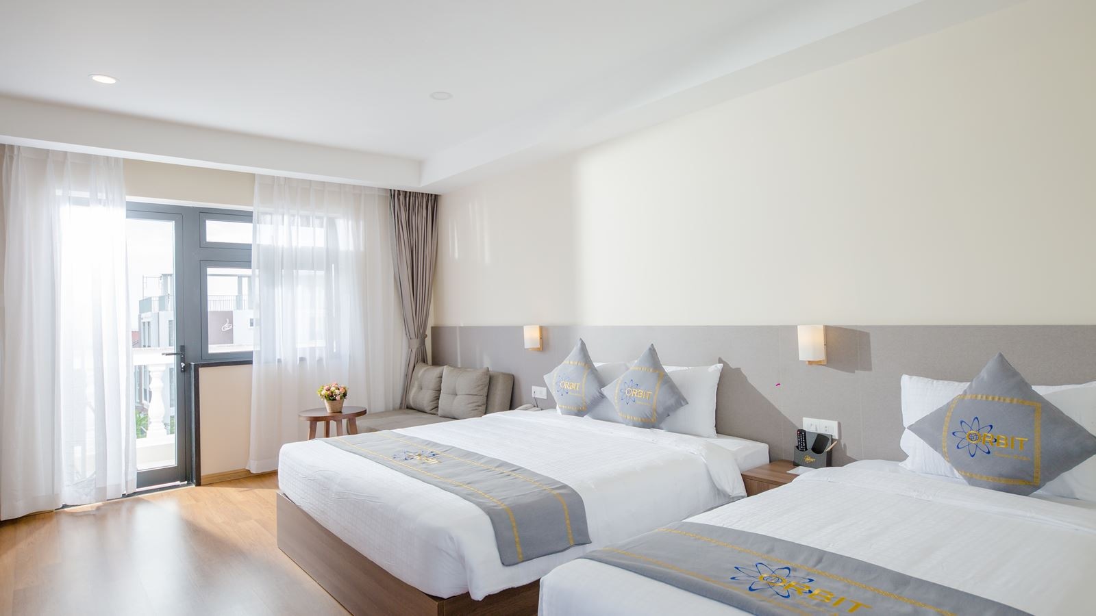 rooms-premier-city-view-with-balcony