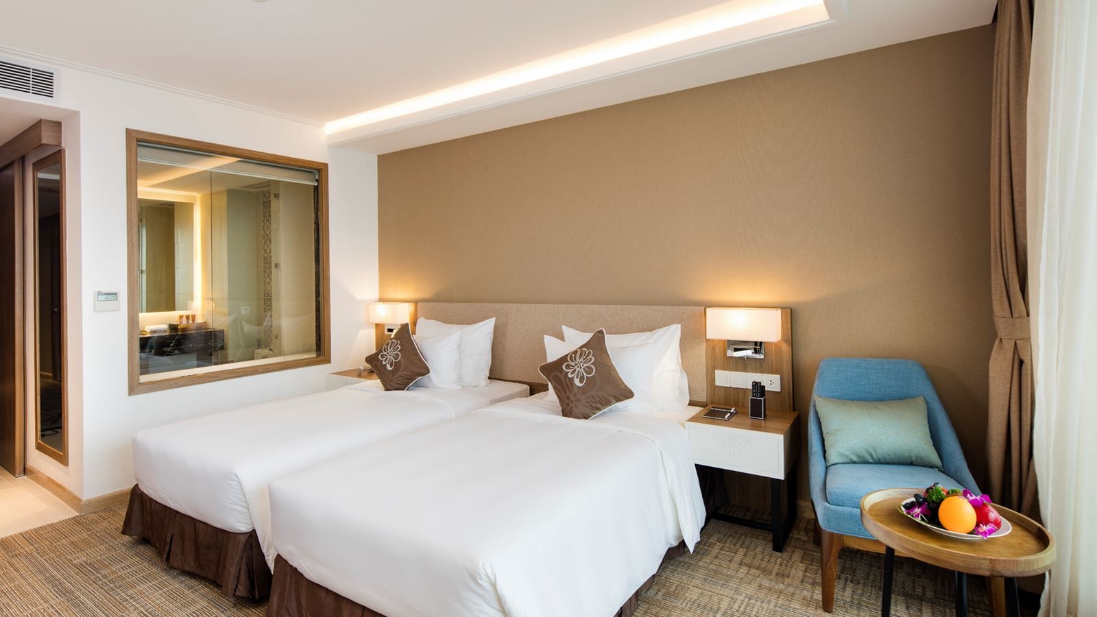 rooms-premier-deluxe-ocean-view-with-balcony