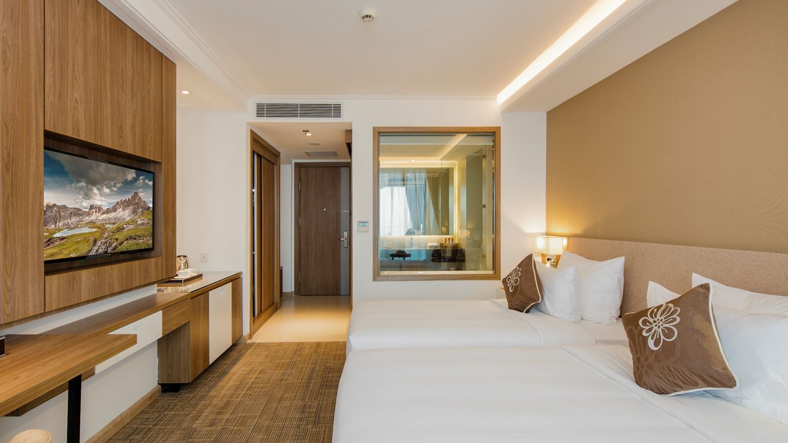 rooms-premier-deluxe-ocean-view-with-balcony