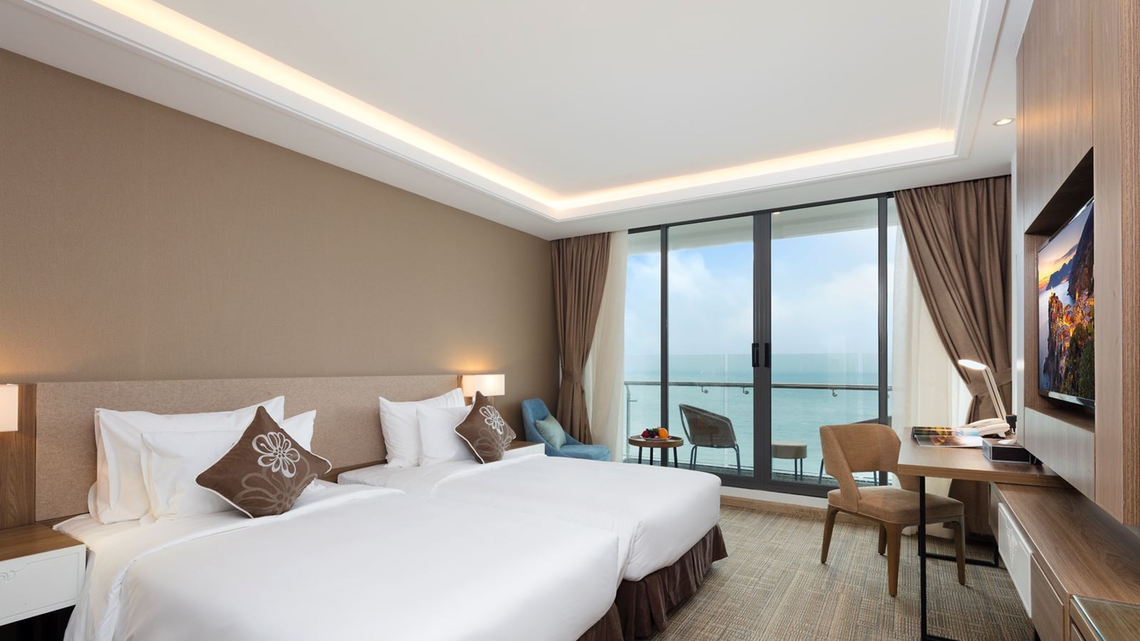 rooms-premier-deluxe-ocean-view-with-balcony
