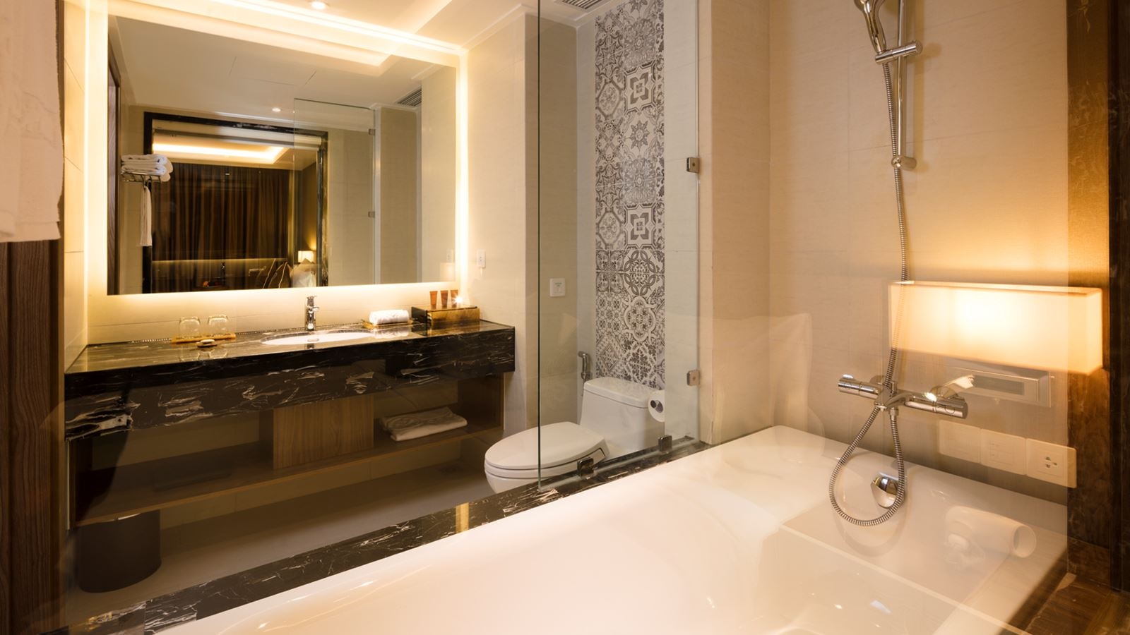 rooms-premier-deluxe-ocean-view-with-balcony