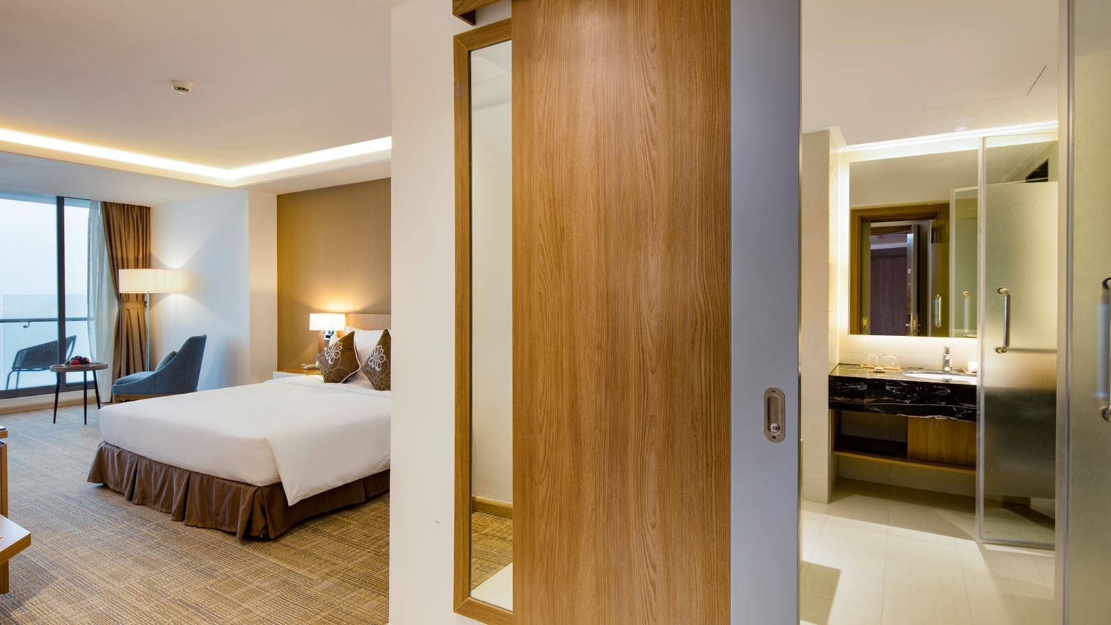 rooms-premier-deluxe-ocean-view-with-balcony