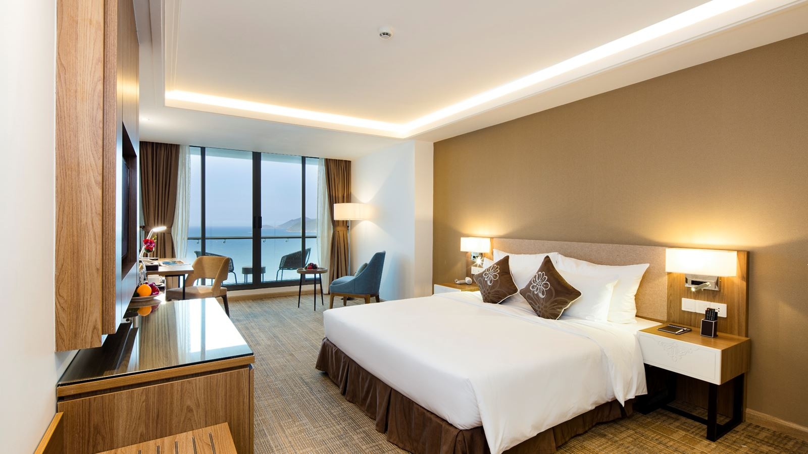 rooms-premier-deluxe-ocean-view-with-balcony