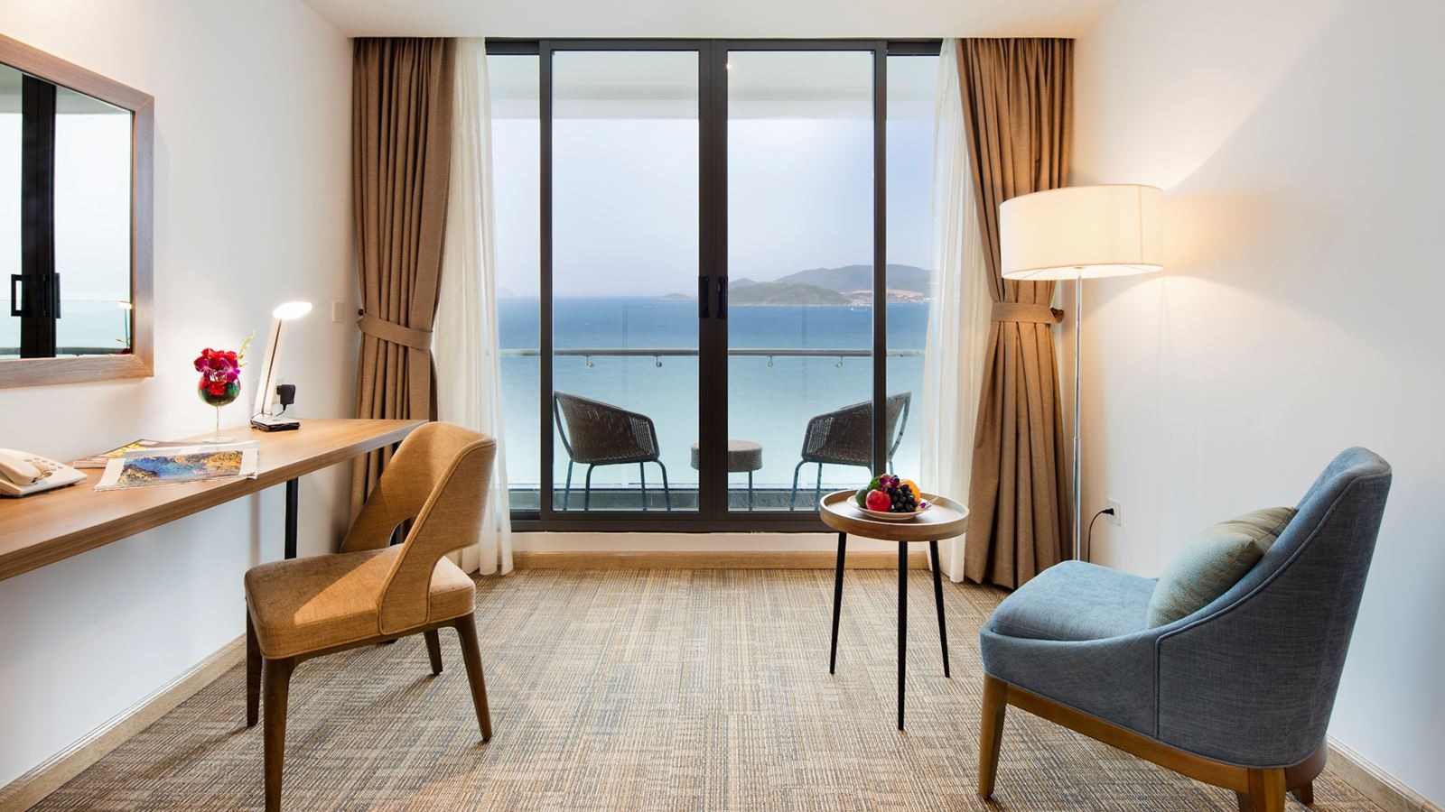 rooms-premier-deluxe-ocean-view-with-balcony