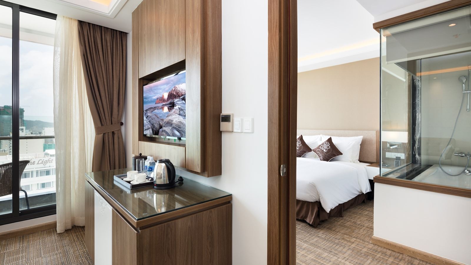 rooms-comodo-grand-suite-sea-view-with-balcony