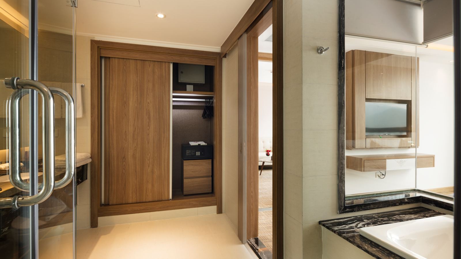 rooms-comodo-grand-suite-sea-view-with-balcony-child-without-extra-bed