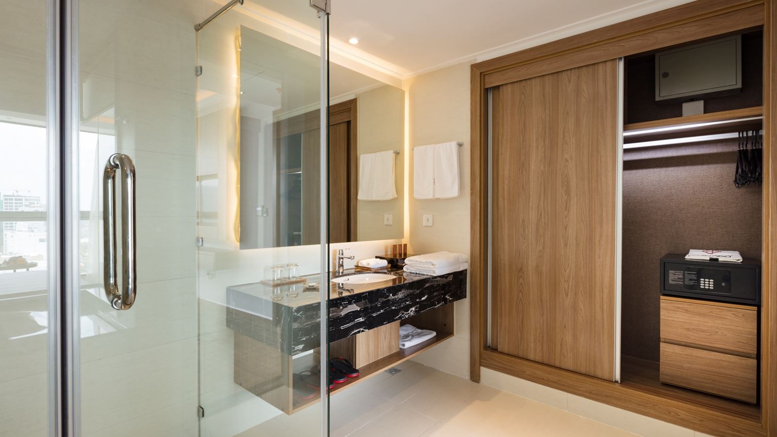 rooms-comodo-grand-suite-sea-view-with-balcony-child-without-extra-bed