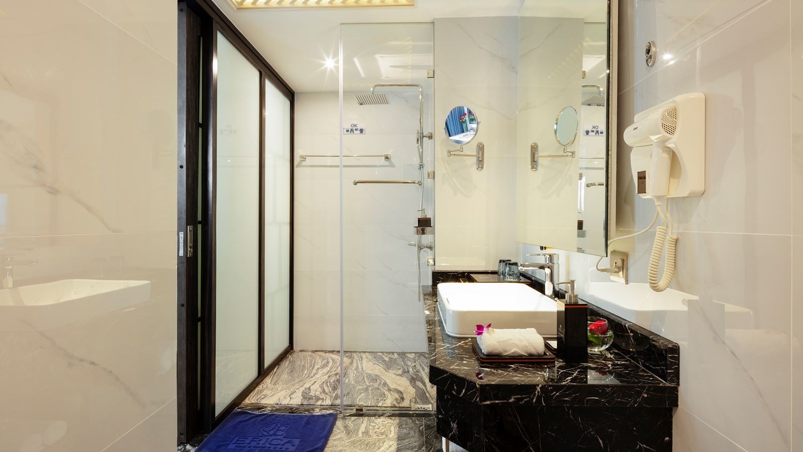 rooms-grand-triple-with-balcony-no-extra-bed