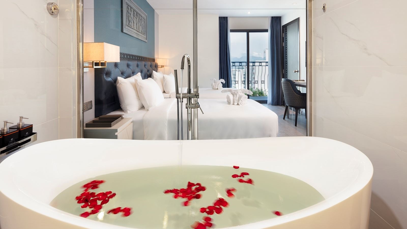 rooms-senior-balcony-city-view-child-without-extra-bed